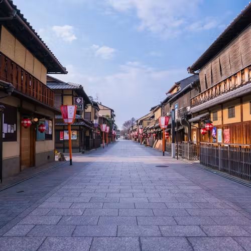 Hanamikoji street, empty in the early morning